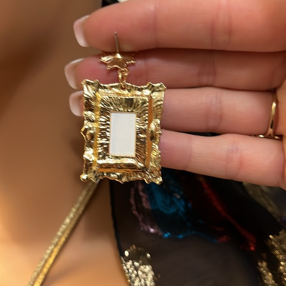 Mona Lisa Framed Earrings - Picture 5 of 6